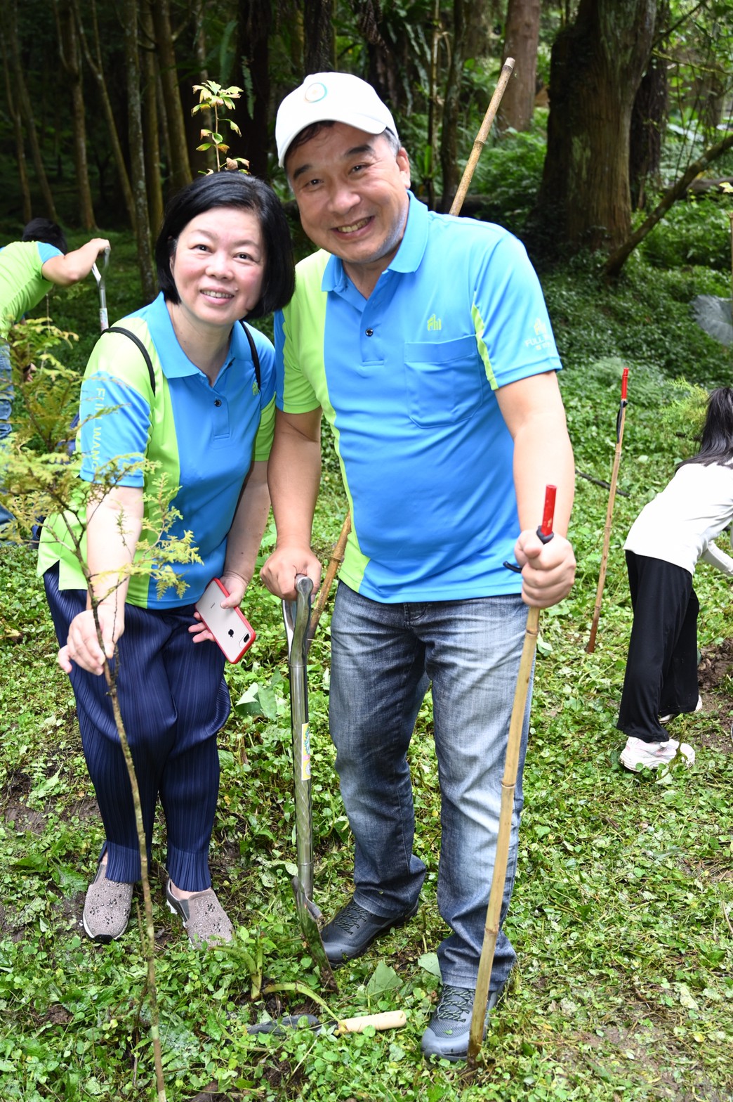 富旺董事長林正雄夫婦帶頭植樹。